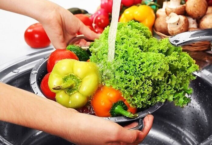 laver les légumes et les herbes pour prévenir les infections parasitaires