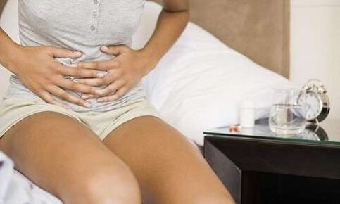 des douleurs abdominales peuvent être à l'origine de la présence de parasites dans le corps