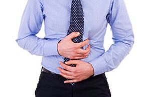 les douleurs abdominales chez un homme sont une raison de penser à la présence de parasites dans le corps