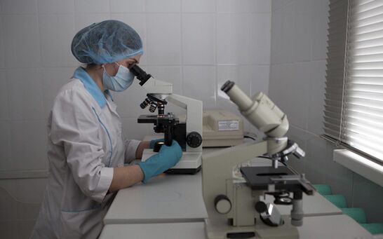 La microhelminthoscopie peut détecter les parasites dans les selles